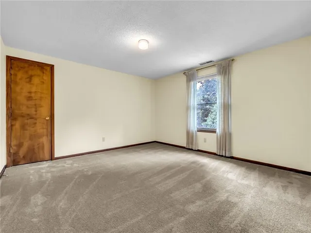 $464,000 | 907 North Forest Lane, Liberty, MO 64068