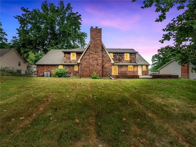 $464,000 | 907 North Forest Lane, Liberty, MO 64068