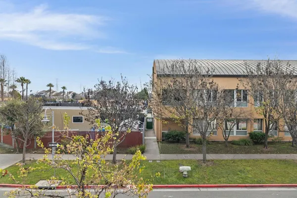 a tall buildings on the side of a street