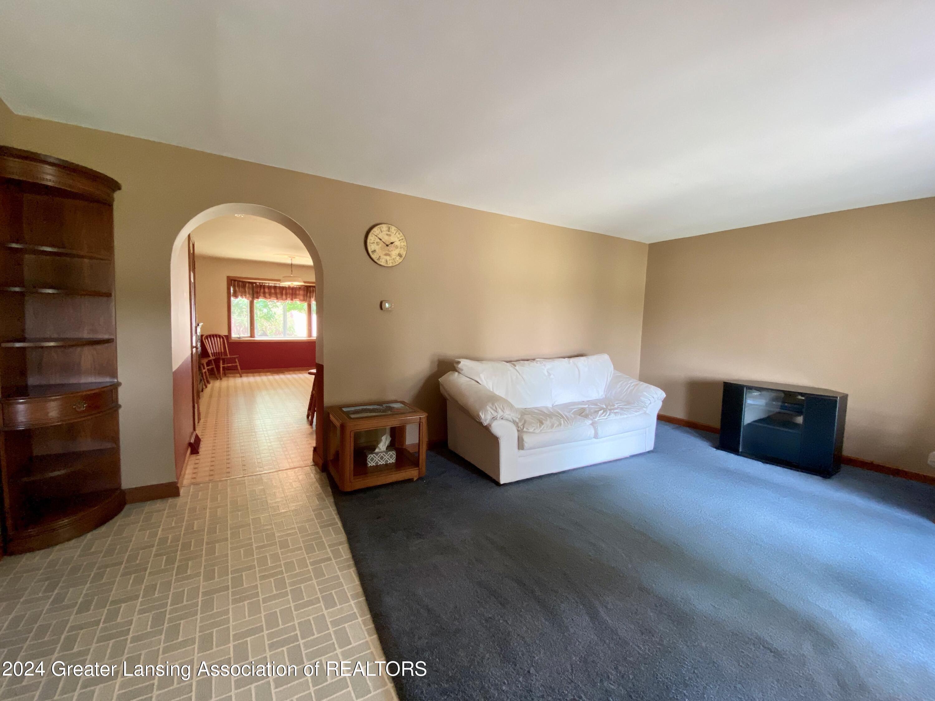 2804 West Kinley Road St. Johns, MI 48879 - Photo 10 of 59 Living room to kitchen