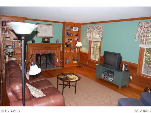 8656 Brown Summit Road Richmond, VA 23235 - Photo 4 of 12 Den/Family/Great Room - Handsome Family Room with