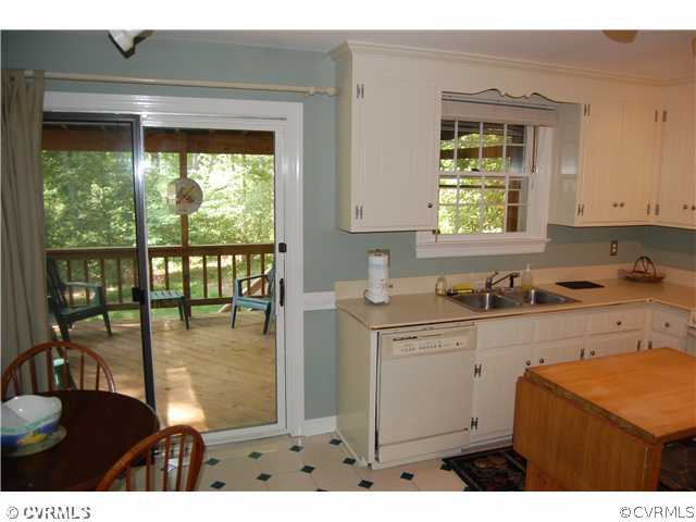 8656 Brown Summit Road Richmond, VA 23235 - Photo 5 of 12 Kitchen - Kitchen leads out to the screen porch ov