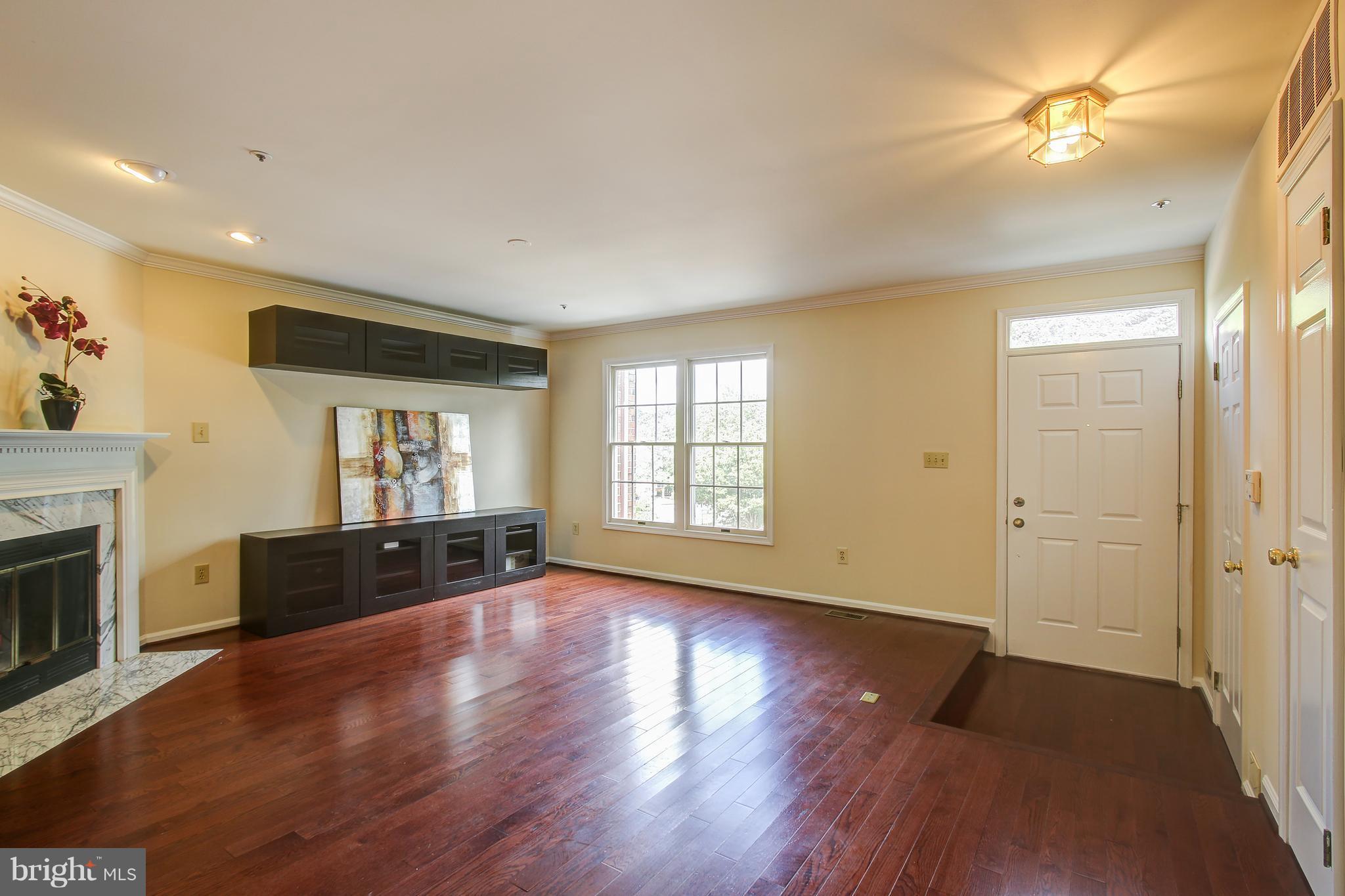 9204 Ispahan Loop Laurel, MD 20708 - Photo 4 of 30 Living Room