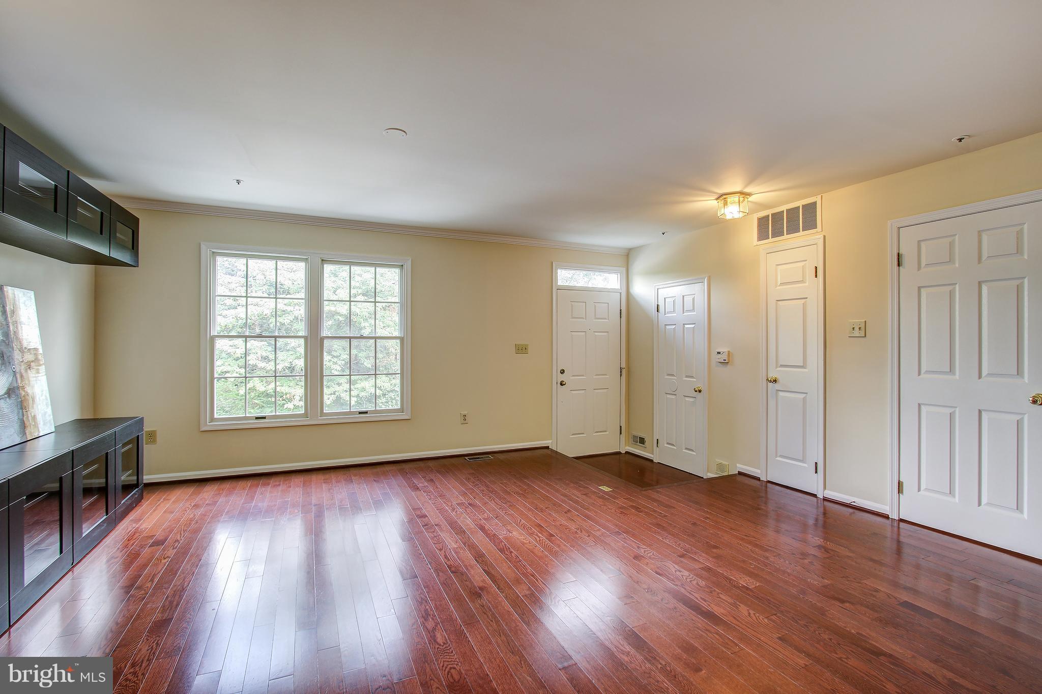 9204 Ispahan Loop Laurel, MD 20708 - Photo 5 of 30 Living Room