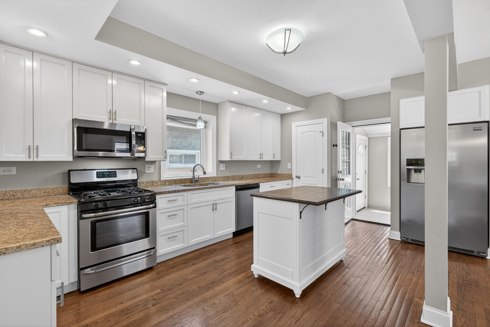 3741 Clinton Avenue Berwyn, IL 60402 - Photo 5 of 34
