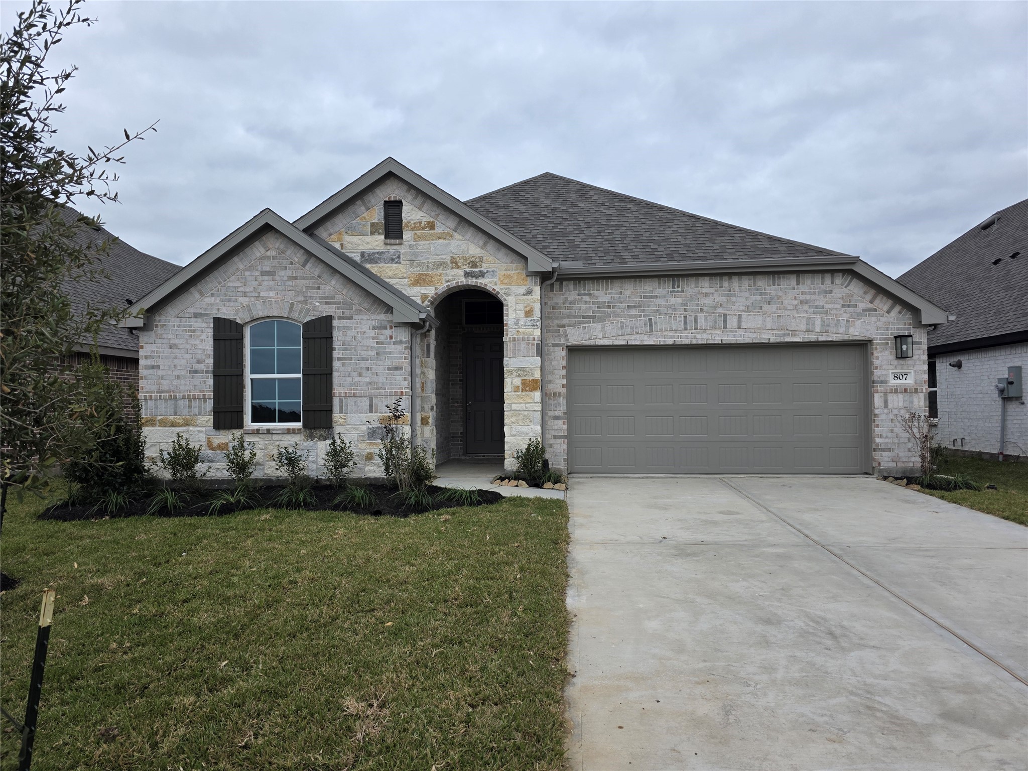 807 Evergreen Frst Lane Rosharon, TX 77583 - Photo 1 of 18 a front view of a house with a garden and plants