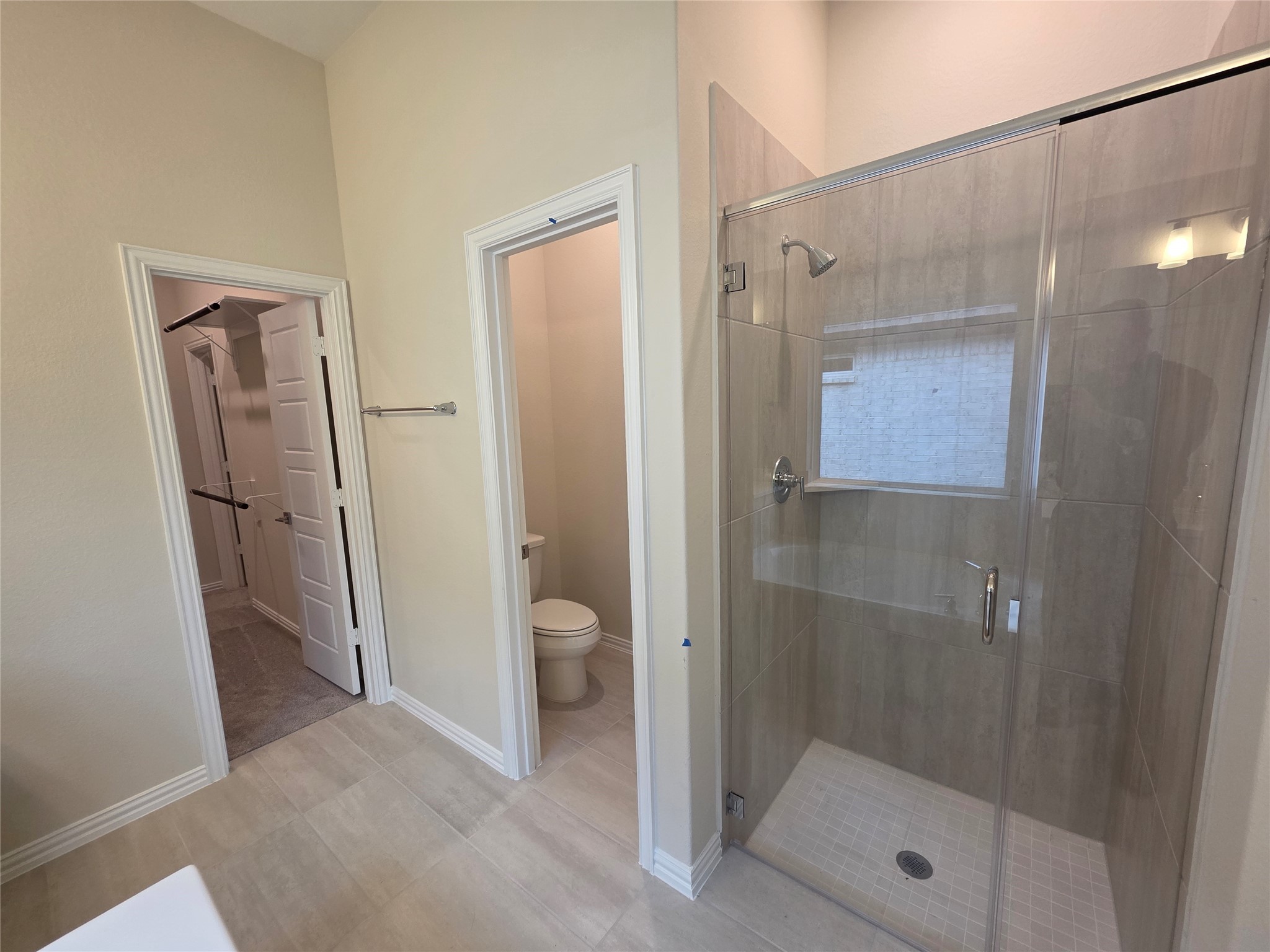 807 Evergreen Frst Lane Rosharon, TX 77583 - Photo 17 of 18 a bathroom that has a glass shower door