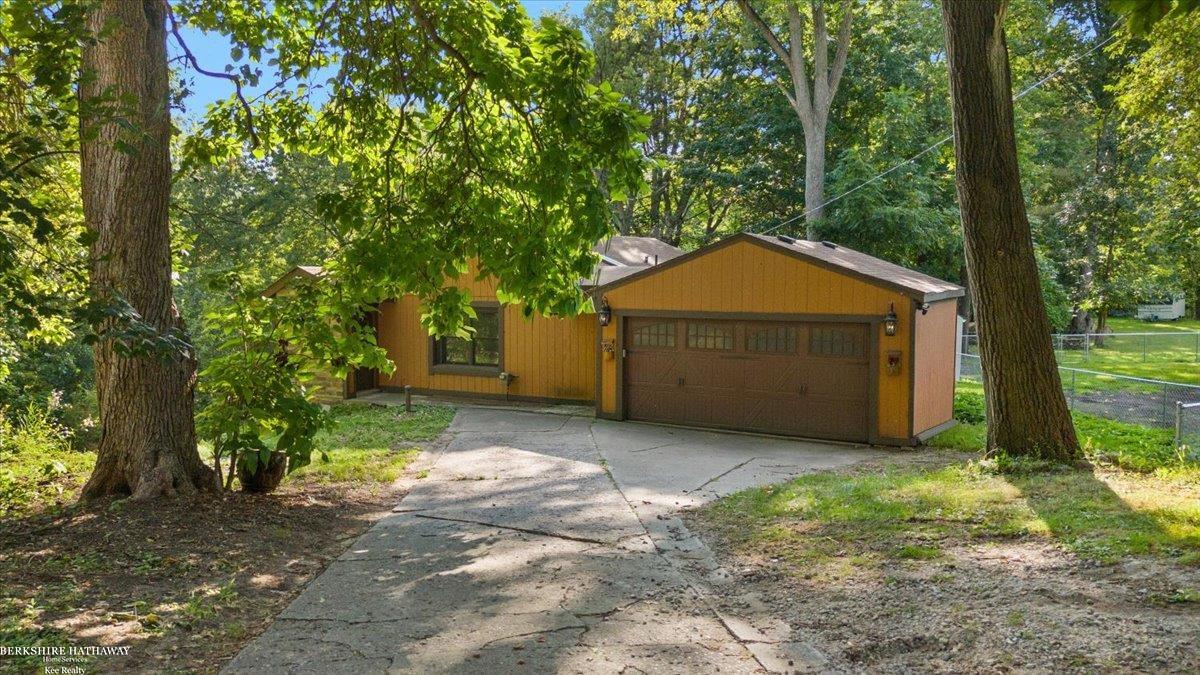 5381 Howe Street Shelby, MI 48317 - Photo 3 of 47