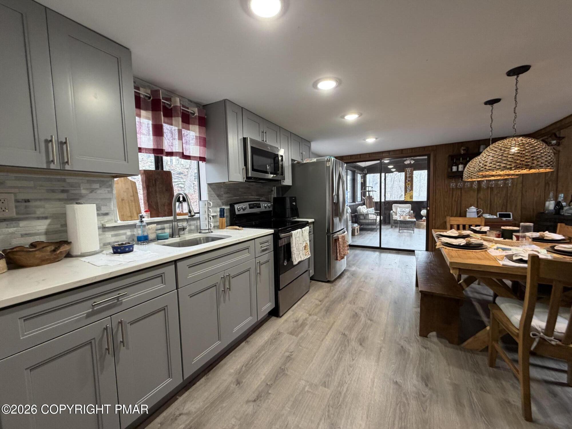 128 Ansted Court Bushkill, PA 18324 - Photo 3 of 15 IMG_1409