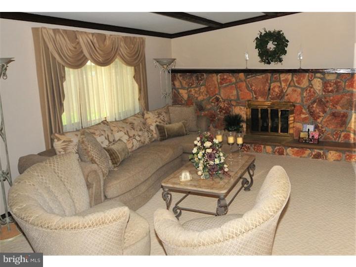 9 Charter Oak Road Clementon, NJ 08021 - Photo 12 of 24 Family Room