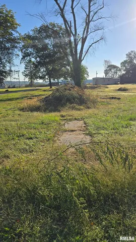 a view of an ocean and a mountain view
