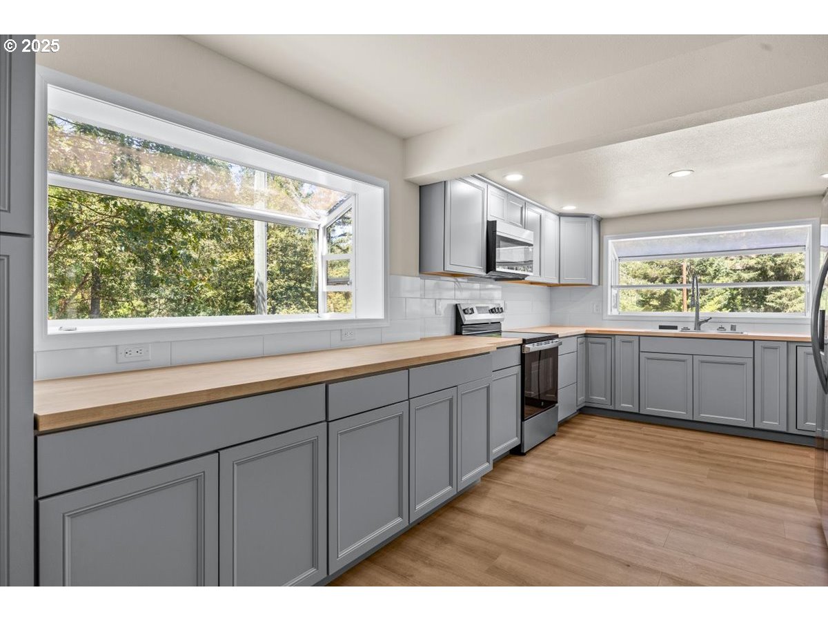 181 Oak Hollow Road Riddle, OR 97469 - Photo 8 of 27