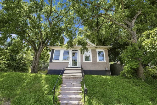 $145,000 | 1522 Bridge Avenue, Davenport, IA 52803