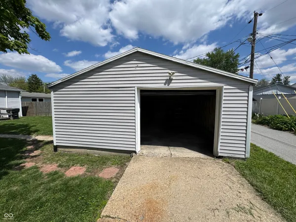 $1,395 | 501 East Main Street, Greenwood, IN 46143