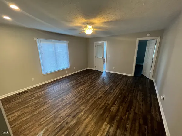 $1,395 | 501 East Main Street, Greenwood, IN 46143