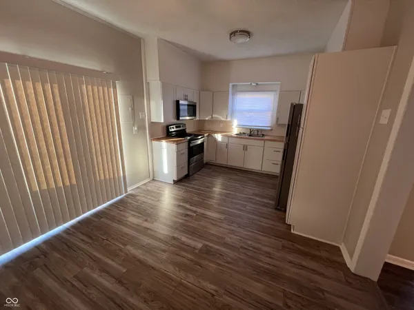 $1,395 | 501 East Main Street, Greenwood, IN 46143