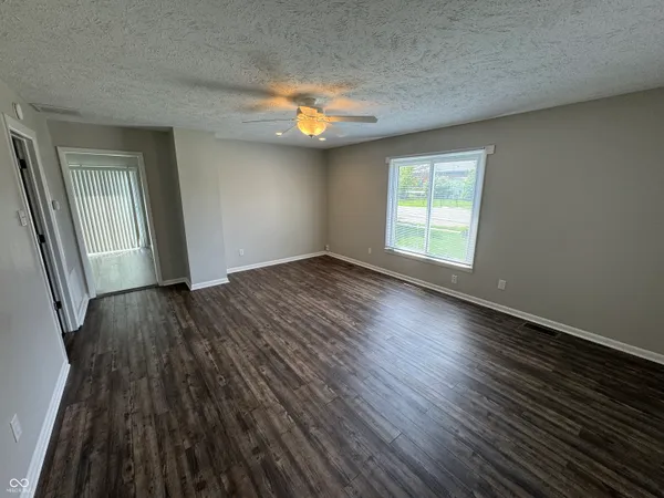 $1,395 | 501 East Main Street, Greenwood, IN 46143