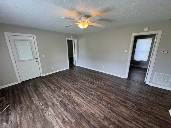 $1,395 | 501 East Main Street, Greenwood, IN 46143
