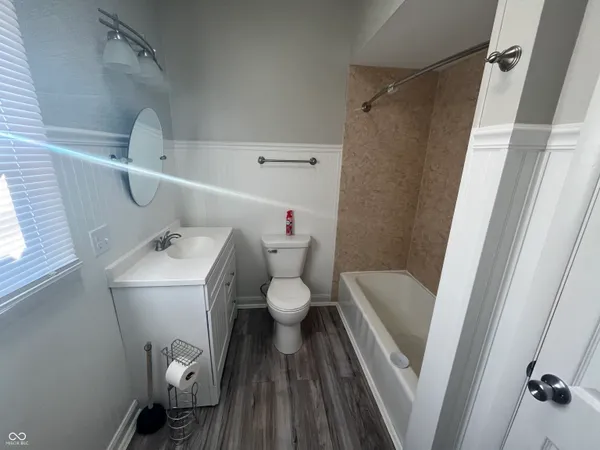 $1,395 | 501 East Main Street, Greenwood, IN 46143