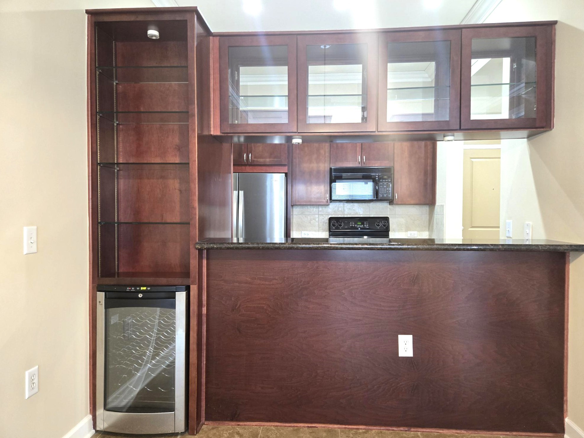1900 Genesee Street, Unit 207 Houston, TX 77006 - Photo 8 of 50 Breakfast bar and convenient wine refrigerator.