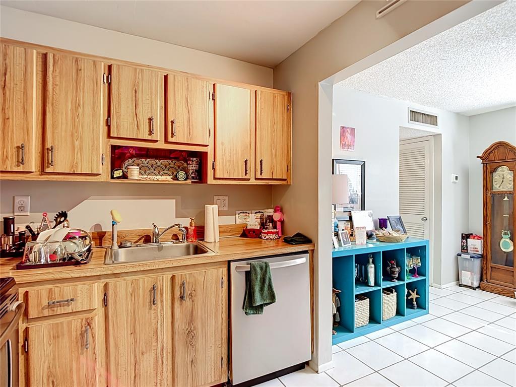 11805 Raintree Lake Lane, Unit B Temple Terrace, FL 33617 - Photo 18 of 35