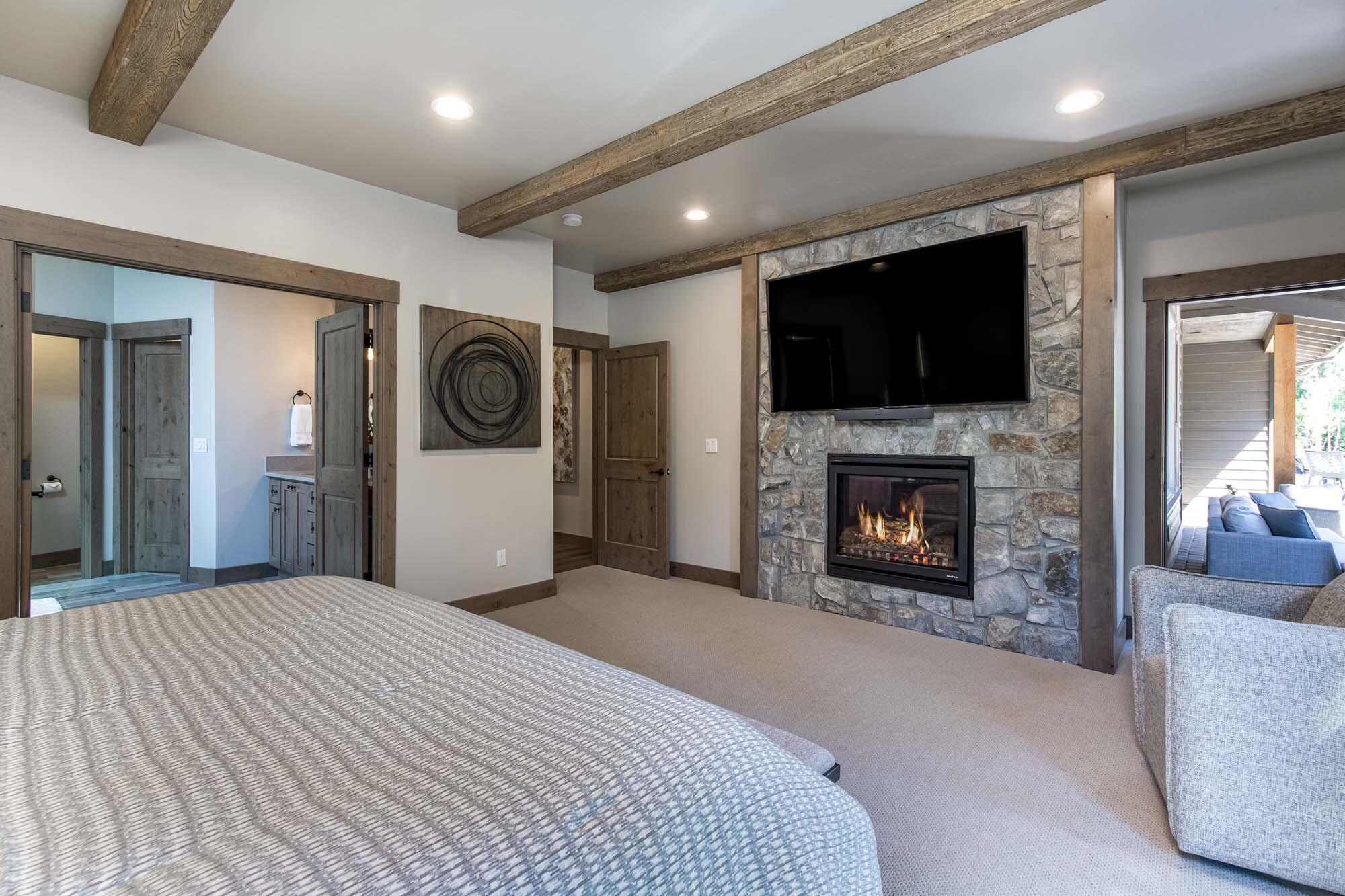 56462 Sunstone Loop Bend, OR 97707 - Photo 17 of 60 Primary Bedr