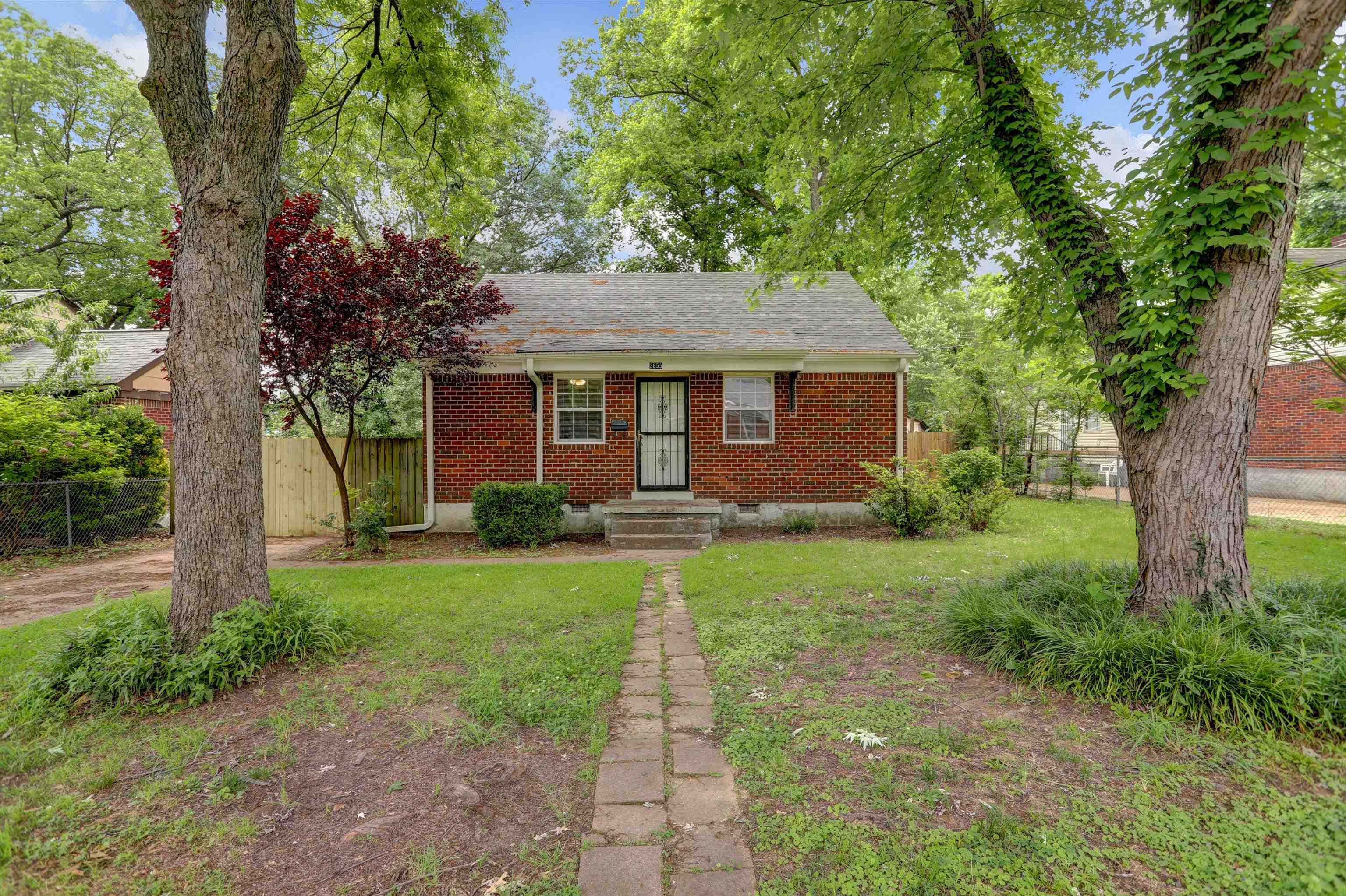 3855 South Brighton Road Memphis, TN 38128 - Photo 1 of 21 a front view of house with yard and green space