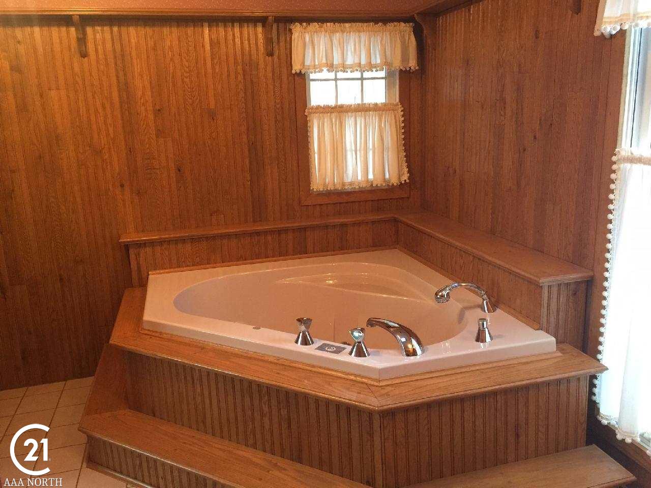 6856 General Squier Road Almont, MI 48003 - Photo 7 of 14 Master Tub