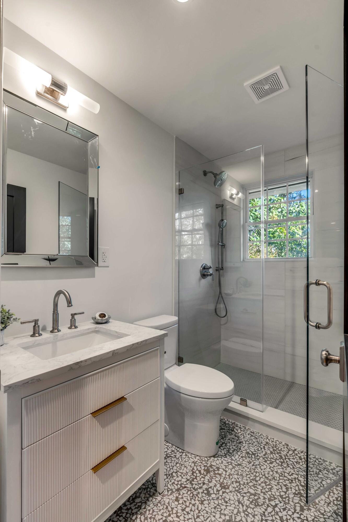 7 Logan Street, Unit F Charleston, SC 29401 - Photo 17 of 26 Full Bathroom