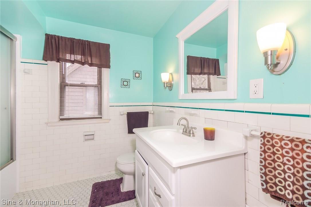 810 Lincoln Road Grosse Pointe, MI 48230 - Photo 34 of 45 034-Bathroom-3617702-medium.jpg