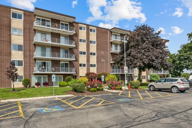 $190,000 | 2900 Maple Avenue, Unit 17E, Downers Grove, IL 60515
