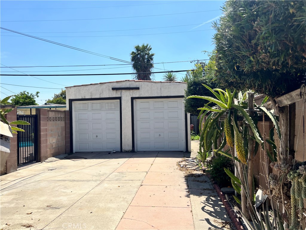 9352 Beverly Road Pico Rivera, CA 90660 - Photo 7 of 35 a view of a garage