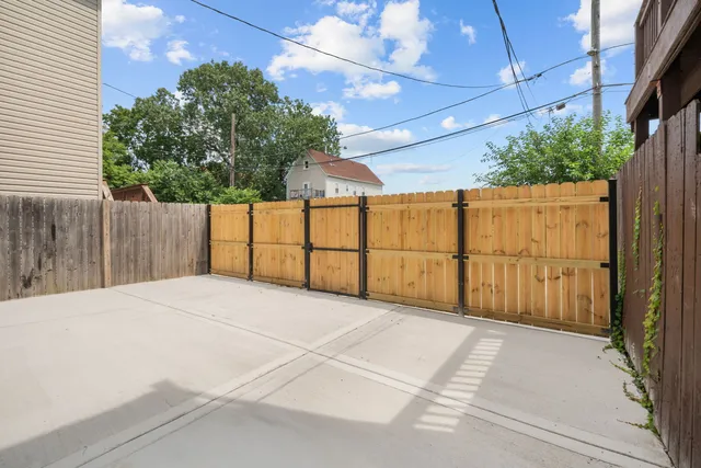 a view of a backyard