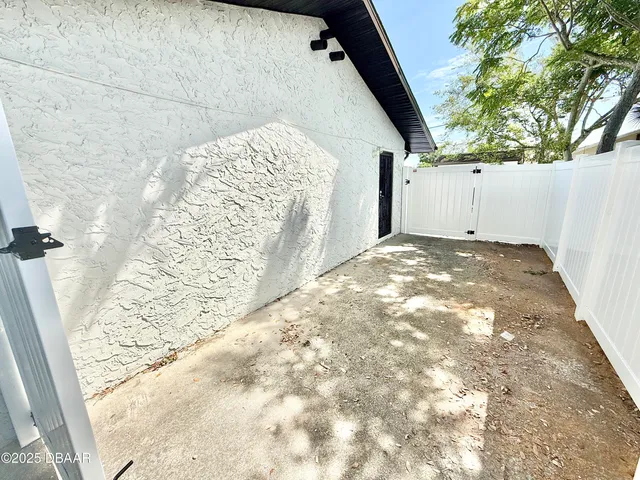 a view of a backyard