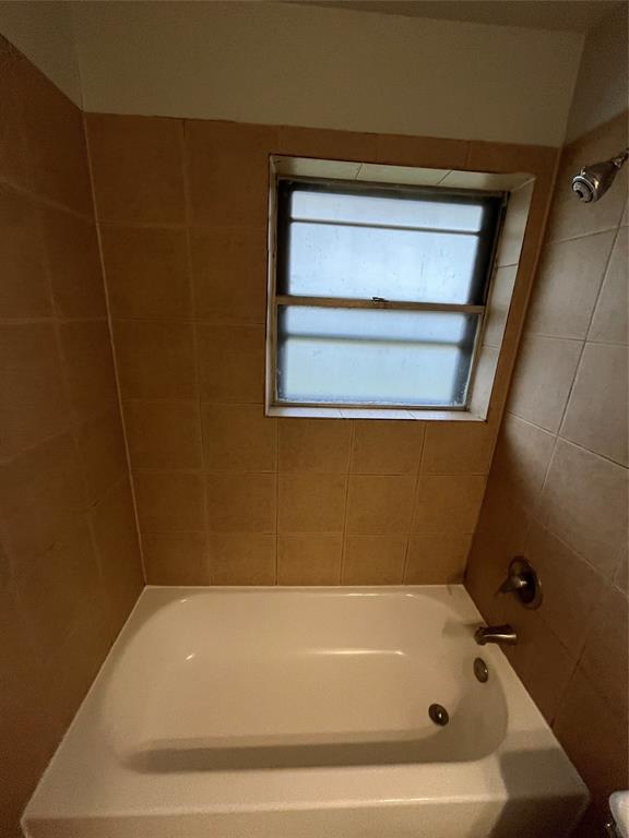 1841 South Perry Road Carrollton, TX 75006 - Photo 12 of 25 Bathroom with washtub / shower combination