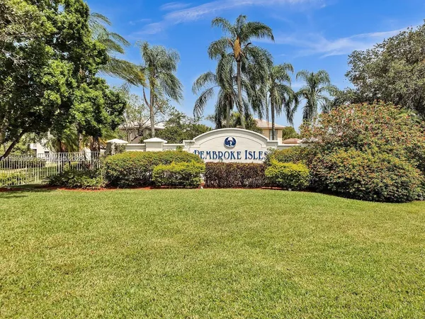 a sign that is sitting in the middle of a field