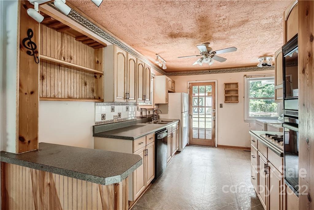 4885 Oglethorpe Place Charlotte, NC 28209 - Photo 7 of 22