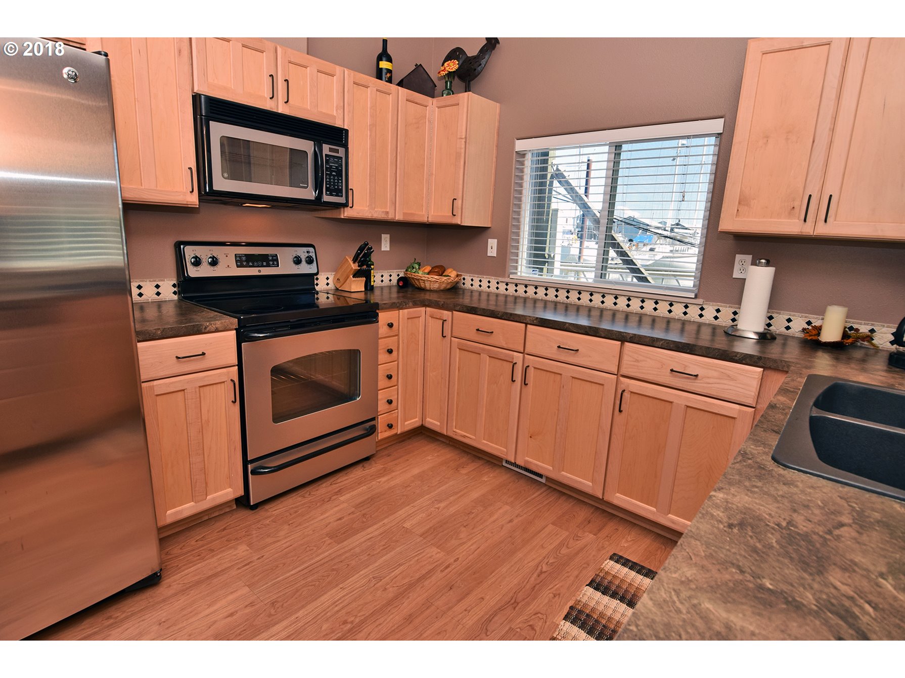 559 Northeast Bridgeton Road, Unit A Portland, OR 97211 - Photo 3 of 27 Gallery Image 3