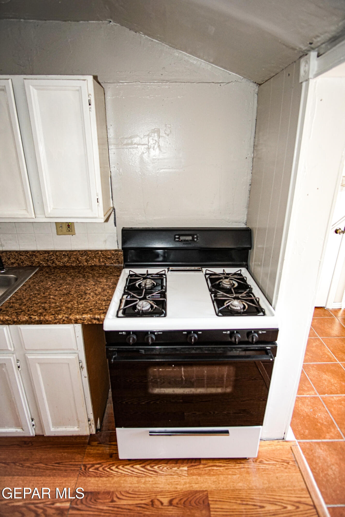 7161 Dale Road, Unit 2 El Paso, TX 79915 - Photo 8 of 13 8. Kitchen