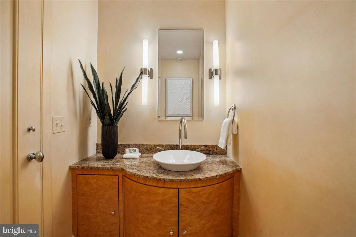 700 Belgrove Road McLean, VA 22101 - Photo 16 of 74 Main level powder room