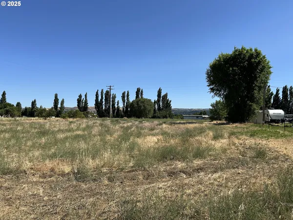 a view of outdoor space with city view
