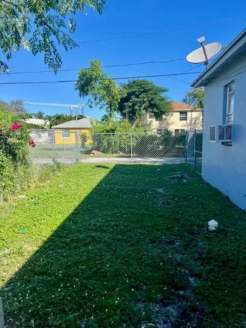 a view of a house with a backyard