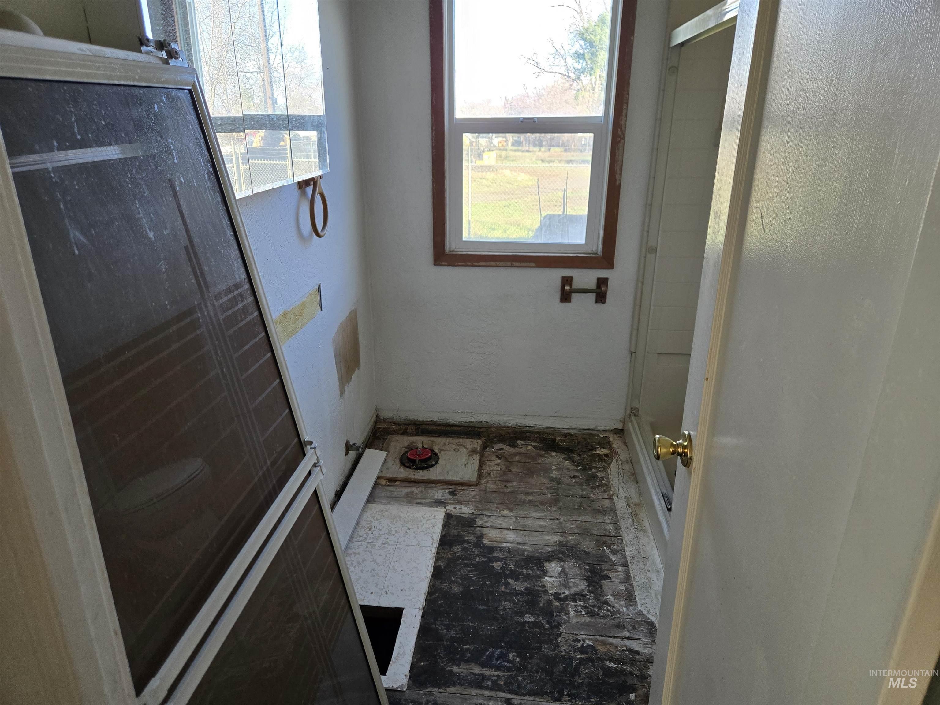 619 Thain Road Lewiston, ID 83501 - Photo 9 of 14 Full bath featuring a stall shower and plenty of natural light
