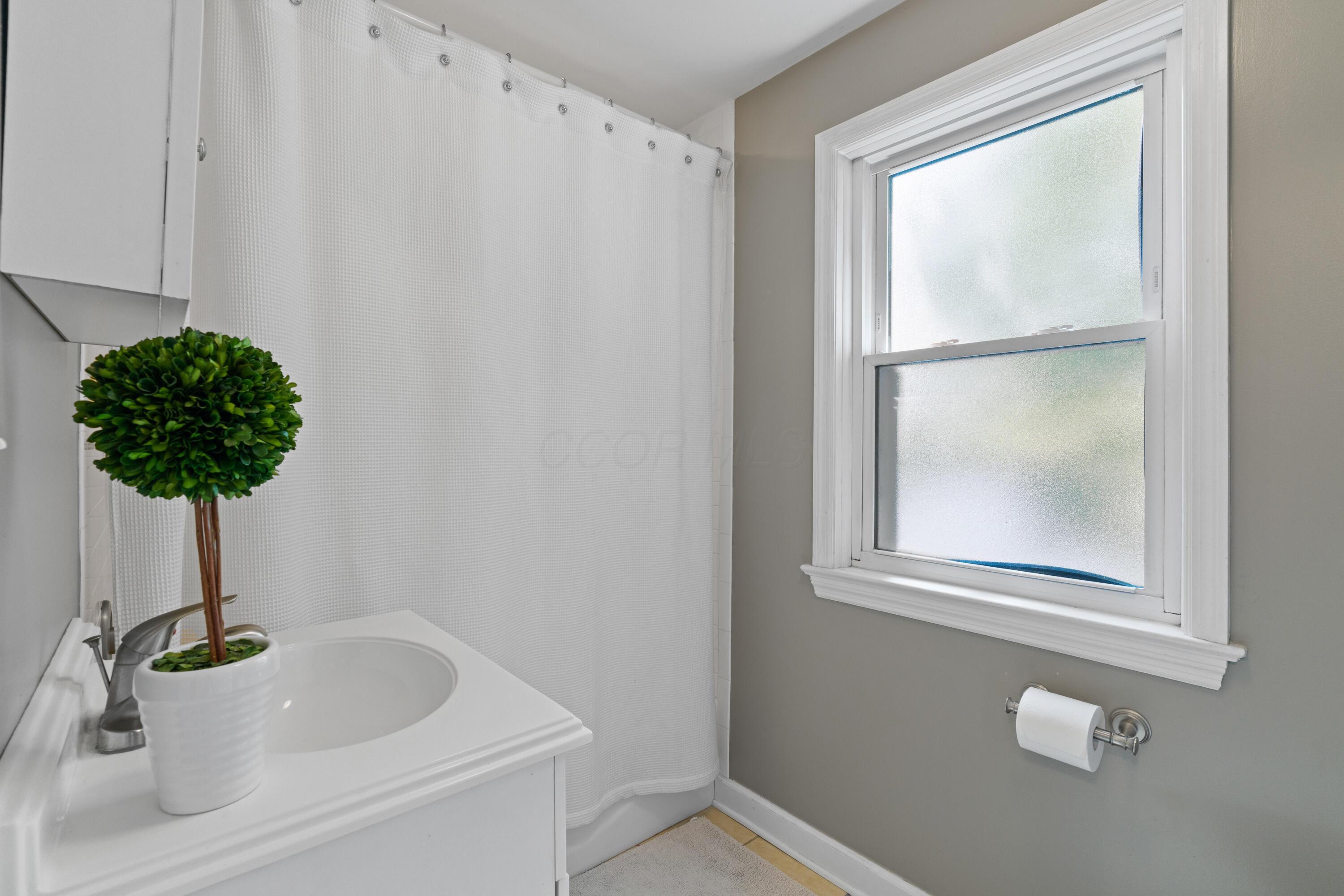 41 Aldrich Road Columbus, OH 43214 - Photo 37 of 52 2nd Full Bath and built-in hallway linen cabinets, too!