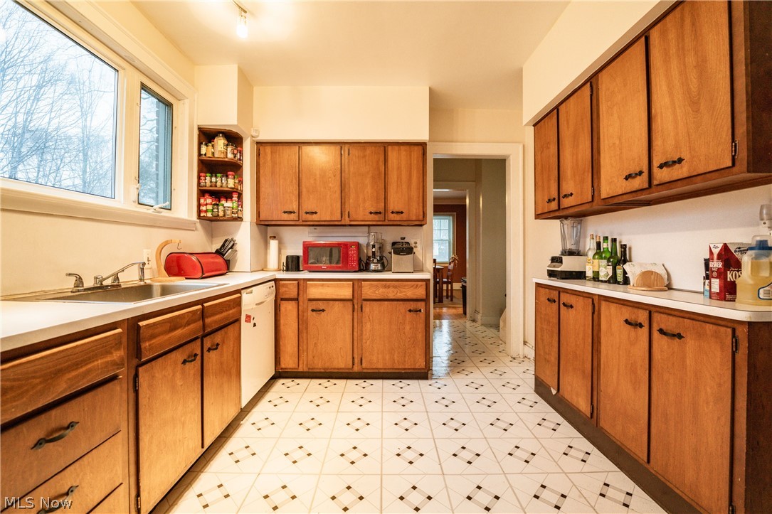 1590 Compton Road Cleveland, OH 44118 - Photo 15 of 32
