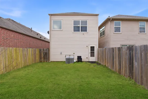a view of a house with backyard