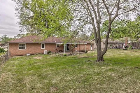 $220,000 | 808 North Apache Drive, Independence, MO 64056