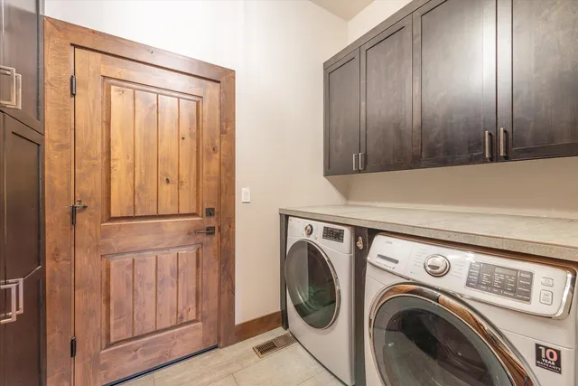 a view of a storage & utility room with washer and dryer