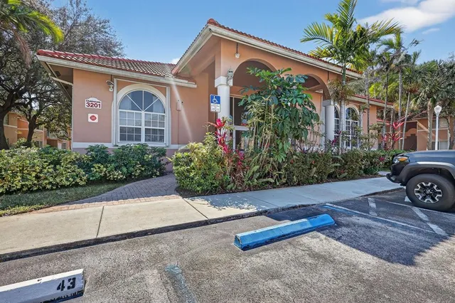 $225,000 | 3261 Sabal Palm Manor, Unit 101, Hollywood, FL 33024