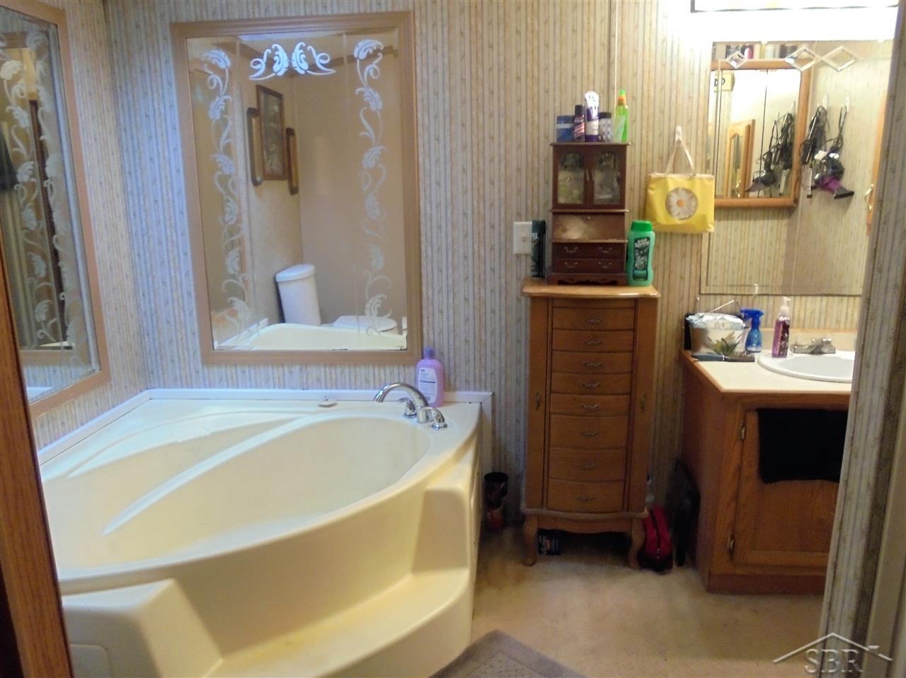 1384 South 7 Mile Road Midland, MI 48640 - Photo 10 of 23 31302257-9.JPG